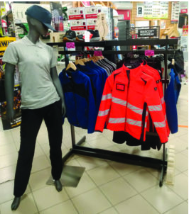 Présentoir et mannequins avec les vêtements Sarremejean