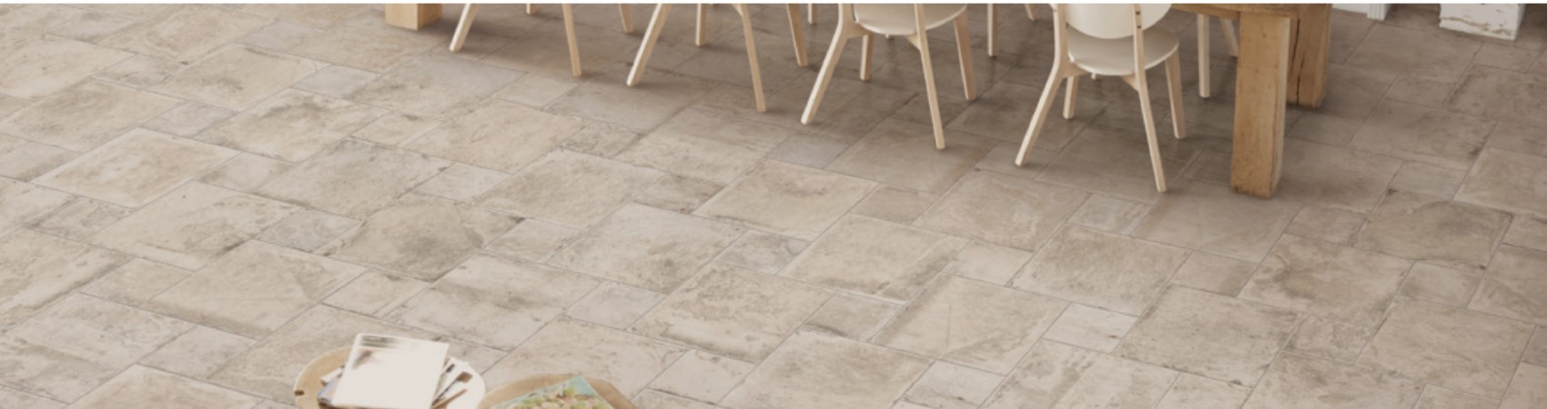 image de salon épuré avec une grande table au centre avec des chaises